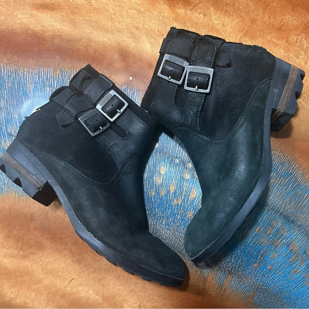 Sorel Lolla Black Leather Ankle Boots size 7